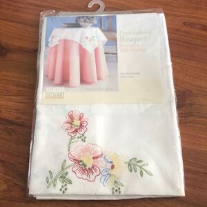 NEW Martha Stewart every day embroidered bouquet, decorative table overlay 34 in